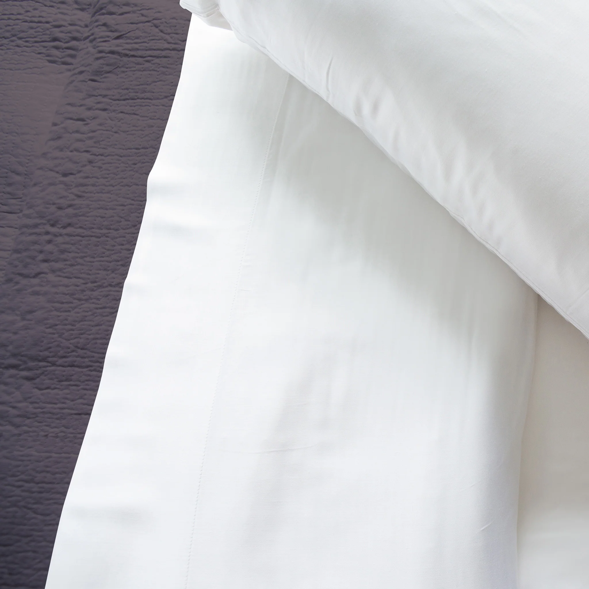 Longaberger 7-Piece Bedding Set - Smoke Quilt with White Sheet Set - Image 3